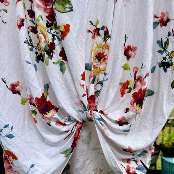 🌺Woman’s Lg Oversized Lightweight Short Sleeveless front Knotted Shirt. - Picture 3 of 4